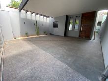Linda casa com varanda e ótima localização