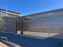 Casa térrea com terreno amplo e fino acabamento