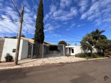 Espetacular casa térrea com quadra de futebol