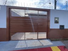 Casa com 02 quartos atrás da Rotele