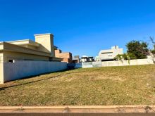 Terreno de esquina - em excelente localização