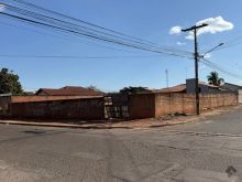 Terreno de esquina com 840 m²