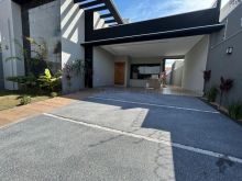 Casa térrea com piscina no bairro Pioneiros