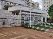 Lindo apartamento com sacada para rua