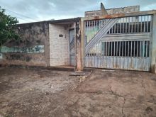 Casa antiga com terreno de esquina