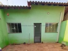 Casa com terreno nos fundos