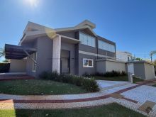 Sobrado de esquina - rico em armários