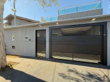 Casa térrea moderna com piscina - Rita Vieira