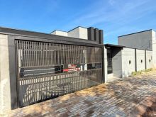 Casa nova finalizada com acabamento refinado