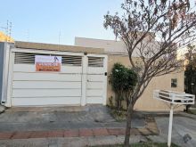 Casa de esquina - bem localizada