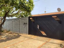 Casa de esquina com piscina e energia fotovoltaica