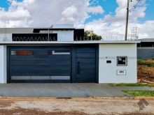 Nova - com área gourmet e gramado nos fundos