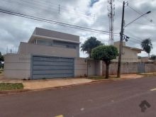 Amplo sobrado com muito espaço de terreno