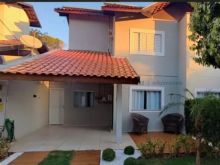 Sobrado em condomínio fechado com piscina