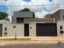Casa nova com excelente padrão de acabamento