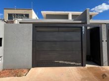 Casa com terreno nos fundos