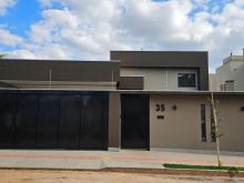 Belíssima com piscina e alto padrão