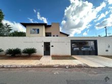 Sobrado com 5 suítes - de frente para a praça