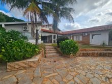 Casa térrea em área nobre - terreno amplo