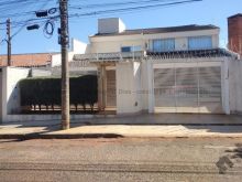 2 suítes em cima e 2 no térreo