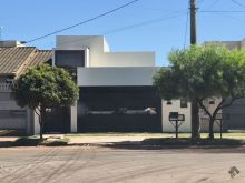 Linda casa com fino acabamento - 03 quartos sendo 01 suíte