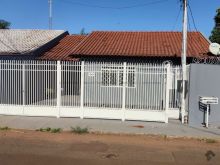 Casa financiável - de esquina com quintal e varanda