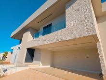 Sobrado de esquina - frente ao lazer - Res. Damha III