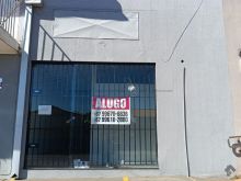 Sala ampla com copa e banheiro