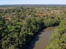 Linda chácara beira rio