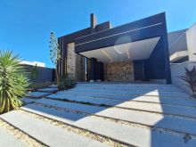 Casa térrea em condomínio com 4 suítes