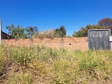 Dois terrenos no asfalto