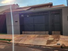 Casa com piscina e terreno amplo na Vila Marli