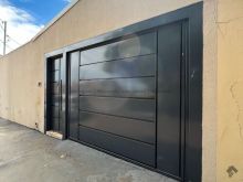 Casa com garagem ampla