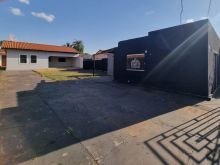 Casa com salão comercial na frente