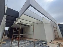 03 suítes com piscina e área gourmet