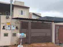 Sobrado 02 quartos - armários - terreno amplo