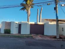 Casa de esquina com terreno enorme