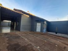 Casa bem conservada - terreno inteiro