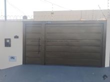 Casa térrea com 02 quartos e 01 suíte