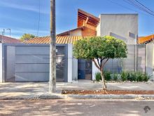 Casa térrea com 3 quartos e piscina