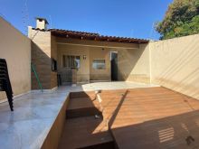 Casa com piscina no Universitário