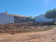 Terreno de esquina com 375 m²