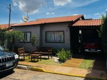 Casa térrea de alto padrão em condomínio fechado