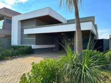 Casa com 3 suítes e completa de armários