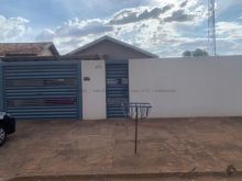 Casa com 02 quartos - terreno de 494 m² - esquina