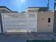 Casa com área gourmet e espaço para piscina