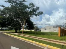 Enorme terreno de esquina sem vizinhos nos fundos