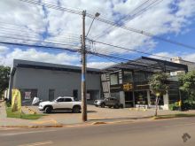 Espaço comercial amplo com cozinha e terraço