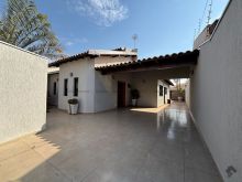 Belíssima casa térrea com amplo espaço