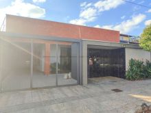 Casa térrea - bem localizada